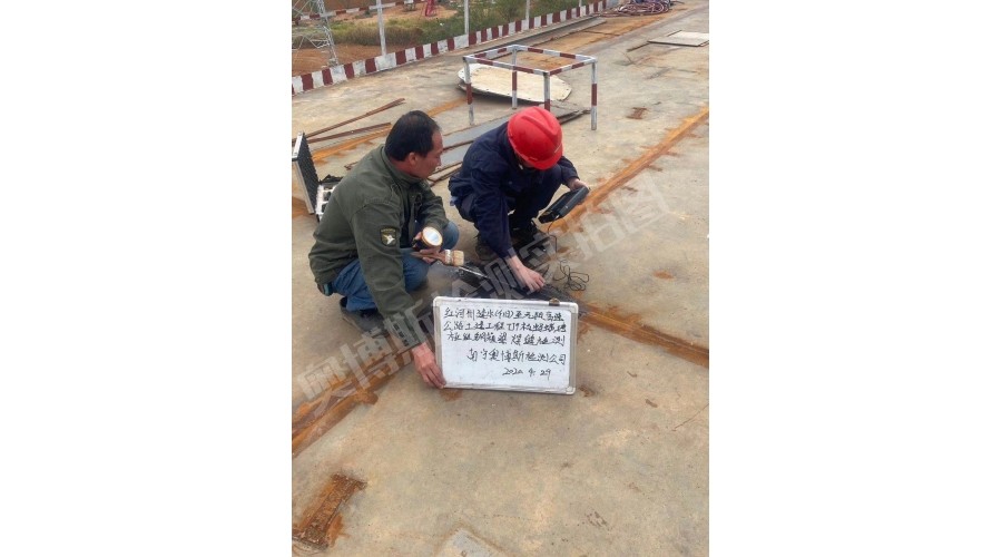 云南，紅河州建水至元陽(yáng)高速公路土建工程，螞蝗塘匝道鋼箱梁焊縫檢測(cè)現(xiàn)場(chǎng)作業(yè)